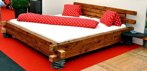Ein Bett aus Altholz, das Alpenbett