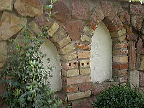 Ruinenmauer aus alten Mauerziegeln