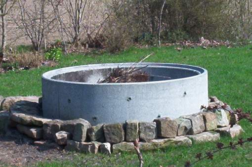 Feuerstelle aus einem Betonring