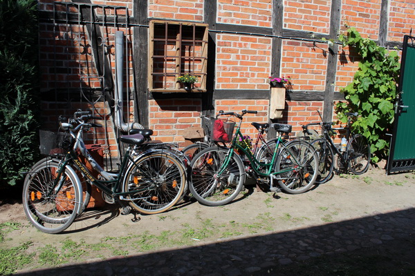 Fahrräder am Giebel des Wohnhauses von Hof Eichengrund