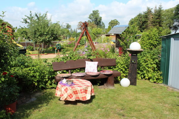 Holzbank im Garten