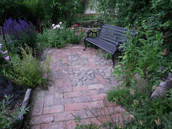 Sitzplatz im Garten aus Steinmix