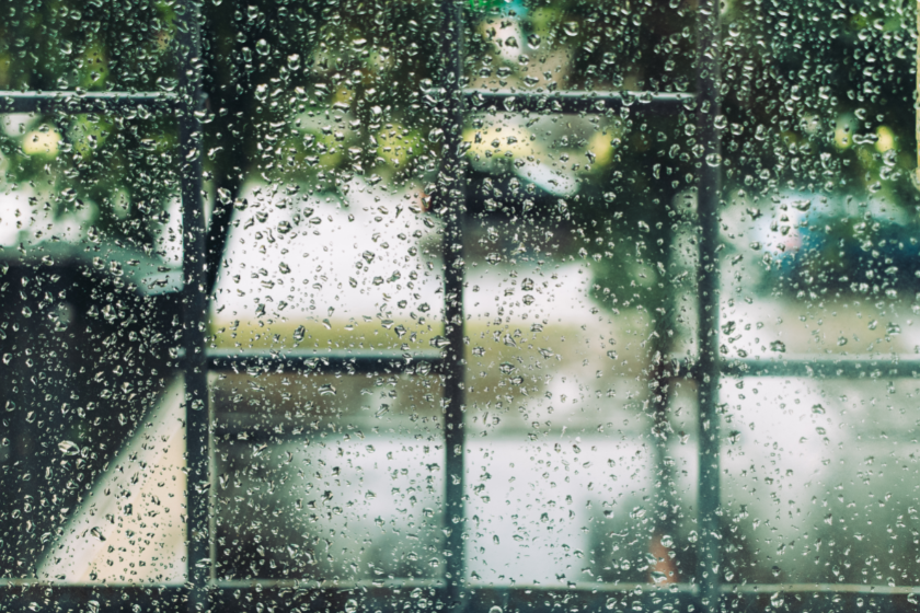 Nasses Fenster mit Wassertropfen