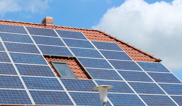 Solaranlage auf dem Dach eines Wohnhauses