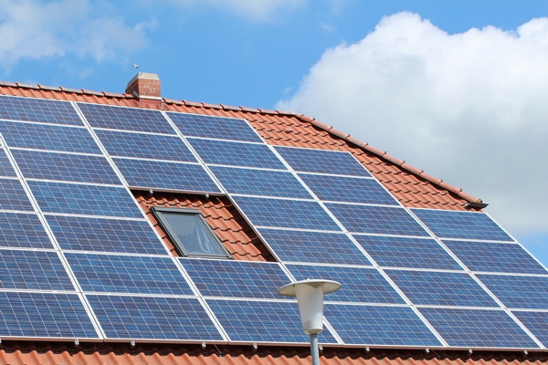 Solaranlage auf dem Dach eines Wohnhauses