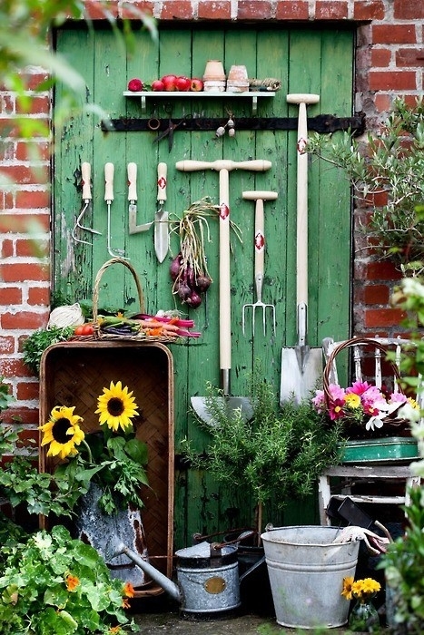 Tür mit Gartengeräte