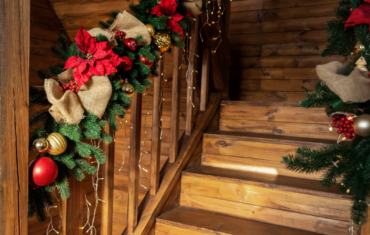 Treppe mit Weihnachtsgirlande