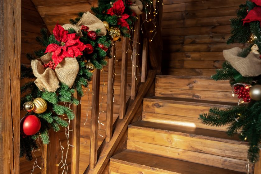 Treppe mit Weihnachtsgirlande