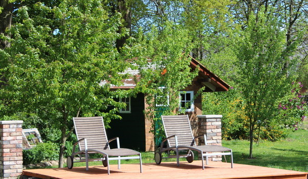 Gartenhaus und Holzdeck