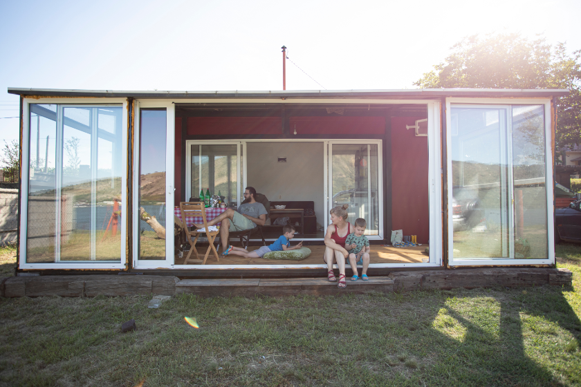 Familie in einem Containerhaus