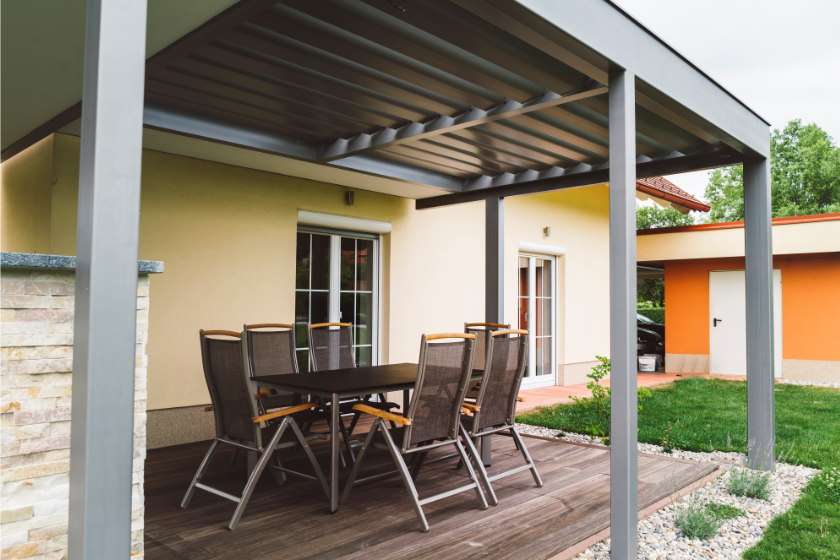 Pergola und Holzterrasse