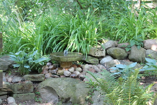 Steinbeet mit Springbrunnen