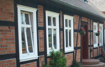 Holzfenster in einem Fachwerkhaus