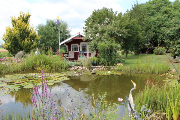 Teich mit Gartenhaus