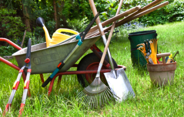 Verschiedene Gartengeräte im Garten