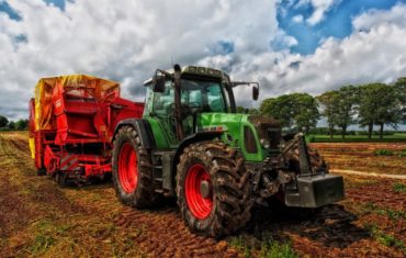 Traktor auf einem Feld