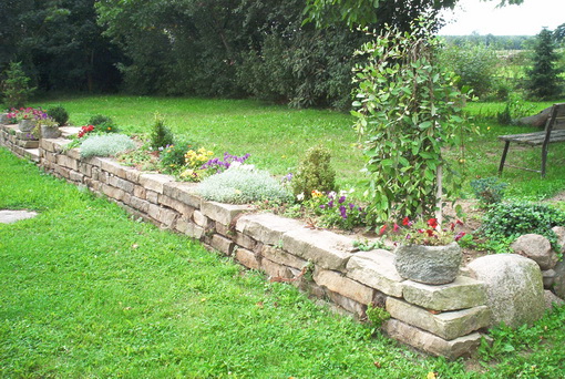 Trockenmauer aus Sandsteinborden